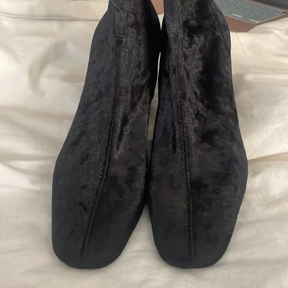 velvet booties - Picture 2 of 5